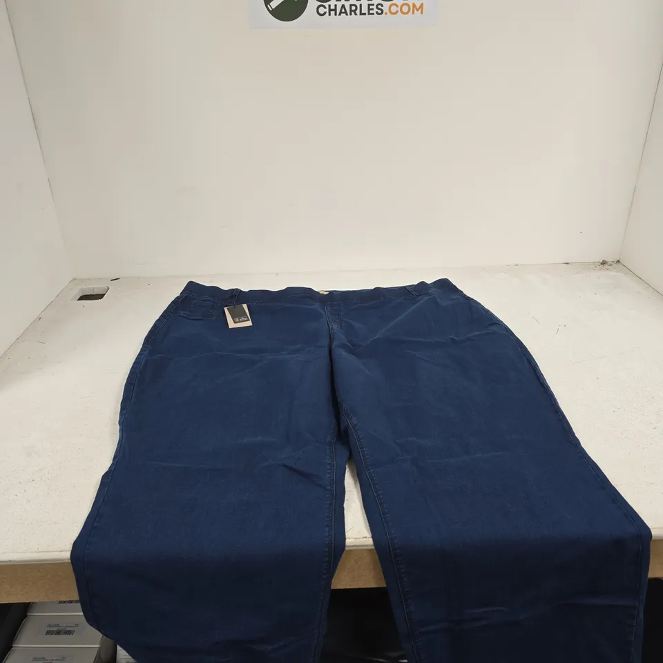 BOX OF APPROXIMATELY 22 ASSORTED CLOTHING ITEMS TO INCLUDE J.D WILLIAMS DENIM, JACK AND JONES, SIMPLY BE ETC