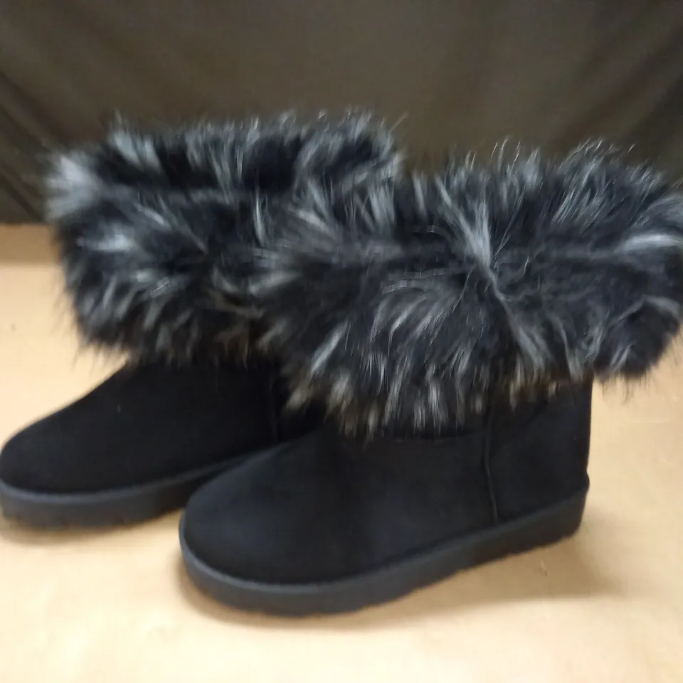 BOXED PAIR OF BLACK BOOTS WITH FAUX FUR TRIM 