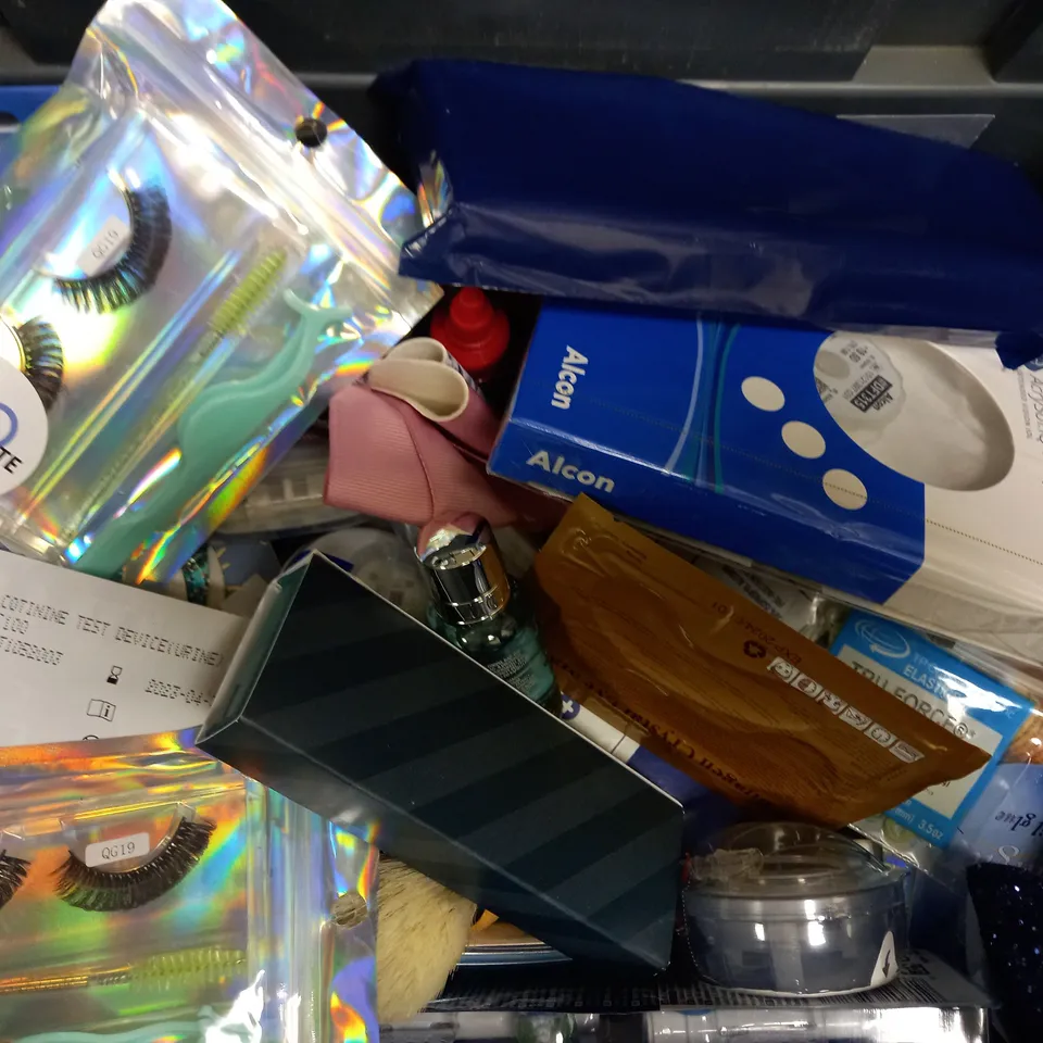 LOT OF APPROXIMATELY 20 HEALTH & BEAUTY ITEMS, TO INCLUDE TATTOO NUMBING CREAM, HAND CREAM, FRAGRANCE SAMPLES, ETC