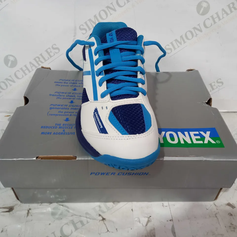 BOXED PAIR OF YONEX POWER CUSHION 39 JUNIOR SHOES IN WHITE/BLUE UK SIZE 3