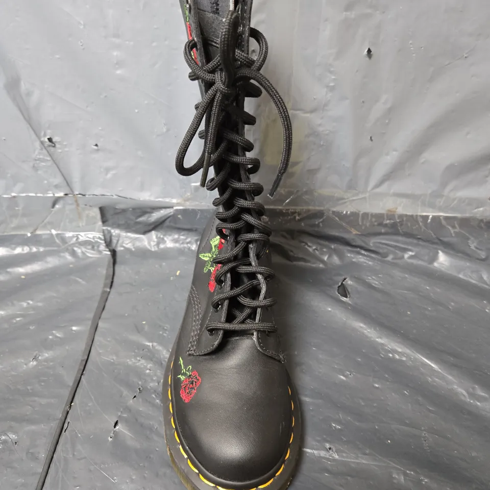 UNBOXED PAIR OF DR MARTENS THE ORIGINAL ROSE STITCH BOOTS IN BLACK - UK 4