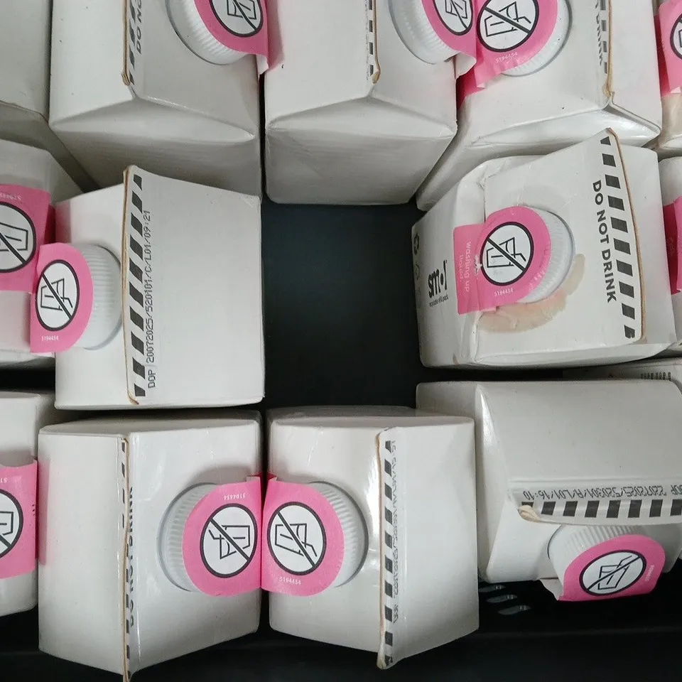 APPROXIMATELY 10 ASSORTED HOUSEHOLD ITEMS TO INCLUDE WASHING UP LIQUID, ETC