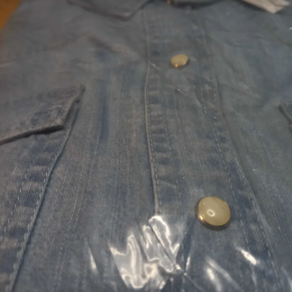 PACKAGED DOROTHY PERKINS LIGHT WASH DOUBLE POCKET DENIM SHIRT - SIZE 20