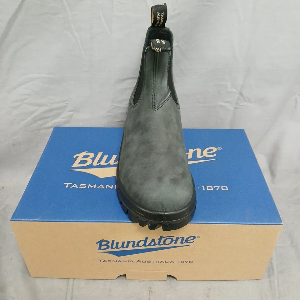 BOXED PAIR OF BLUNDSTONE ELASTIC SIDED BOOTS IN RUSTIC BLACK - 5
