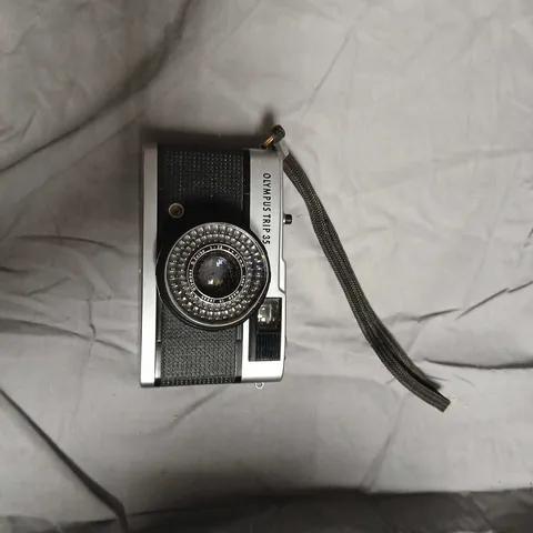 OLYMPUS TRIP 35 35MM FILM CAMERA WITH LEATHERETTE BODY AND CASE-CASE SHOWS SIGNS OF DAMAGE 