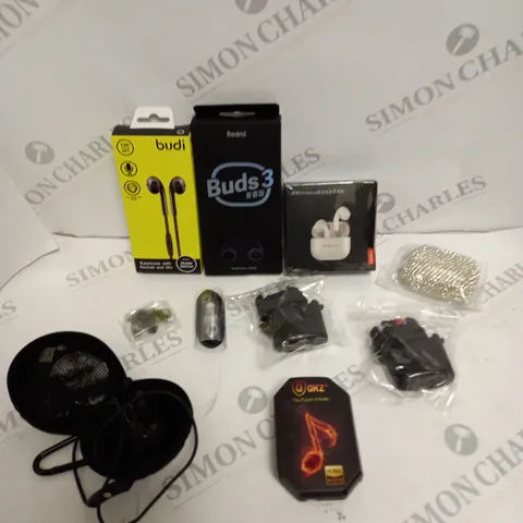 APPROXIMATELY 30 ASSORTED AUDIO ACCESSORIES TO INCLUDE WIRELESS EARPHONES, REPLACEMENT EAR BUDS, CASES ETC
