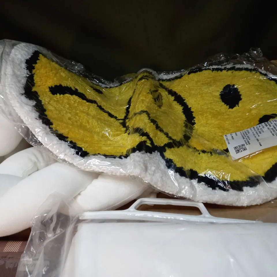 LARGE BOX OF APPROXIMATELY 12 ASSORTED HOUSEHOLD ITEMS TO INCLUDE: MATTRESS PROTECTOR, BATH MAT, PICNIC BLANKET