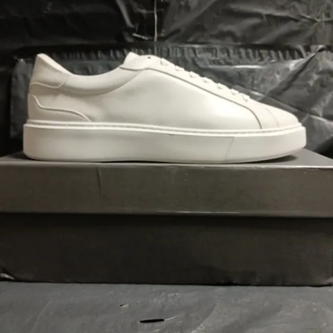 BOXED PAIR OF LEGEND SHOES IN WHITE SIZE UK 10