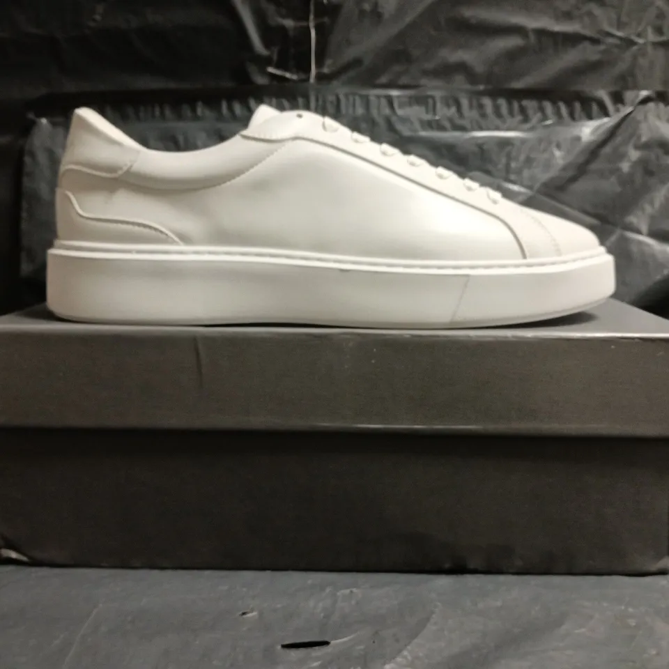 BOXED PAIR OF LEGEND SHOES IN WHITE SIZE UK 10