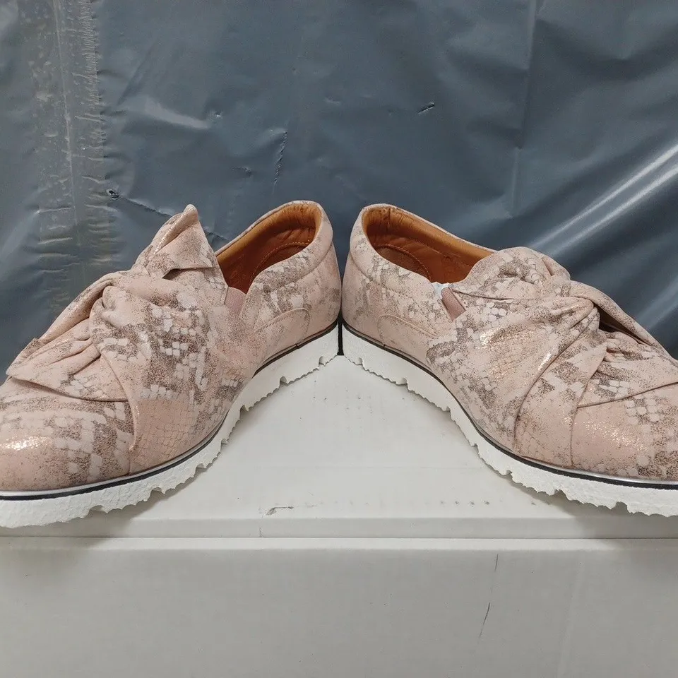 MODA IN PELLE ANETTE LEATHER BOW TWIST UPPER WITH FLEX SOLE TRAINERS IN METALLIC PINK SNAKE - SIZE 7