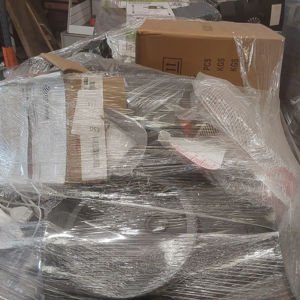 PALLET CONTAINING A VERY LARGE QUANTITY OF ASSORTED ELECTRIC ITEMS INCLUDING: DAEWOO HALOGEN HEATERS, FLAT FAN HEATERS, CONVECTOR HEATERS ECT