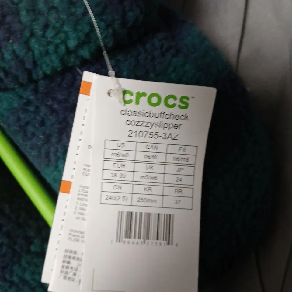 CROCS STRIPED FLEECE-LINED SLIPPERS – INDOOR, UK 5-6