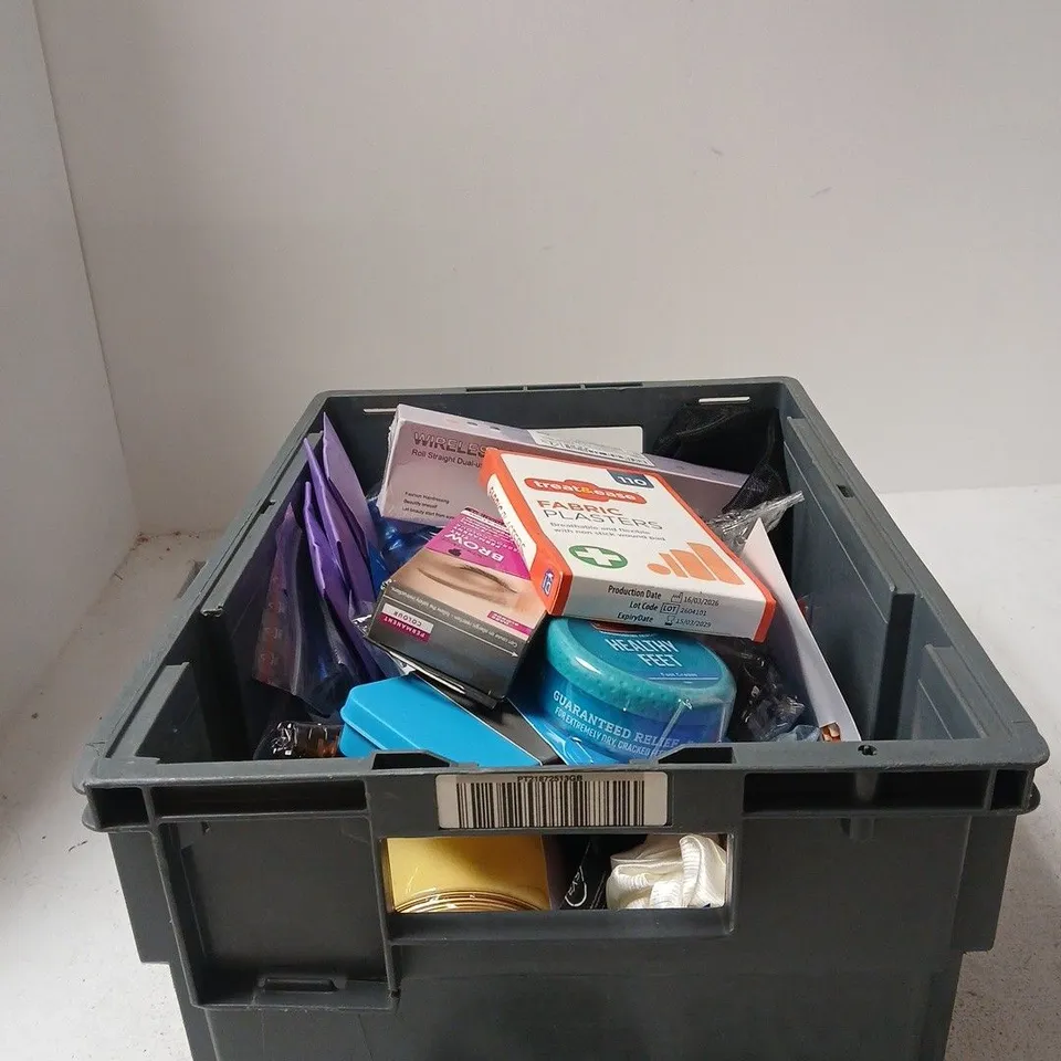 TOTE OF APPROXIMATELY 30 ASSORTED COSMETIC ITEMS TO INCLUDE FABRIC PLASTERS, O'KEEFES HEALTHY FEET CREAM, SCWARZKOPF BROW TINT, NAIL CLIPPER SET ETC
