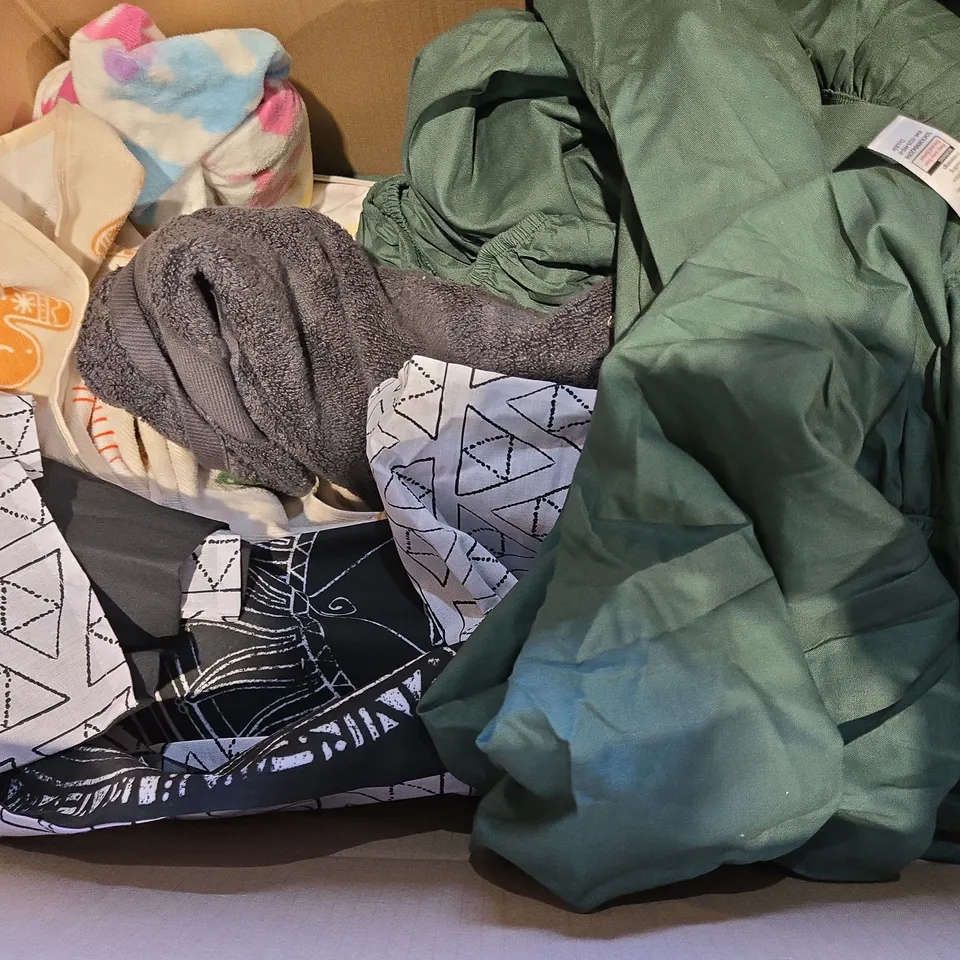 BOX OF APPROXIMATELY 8 ASSORTED HOUSEHOLD ITEMS TO INCLUDE - STORAGE BOXES , LIGHT GREY PILLOW ETC