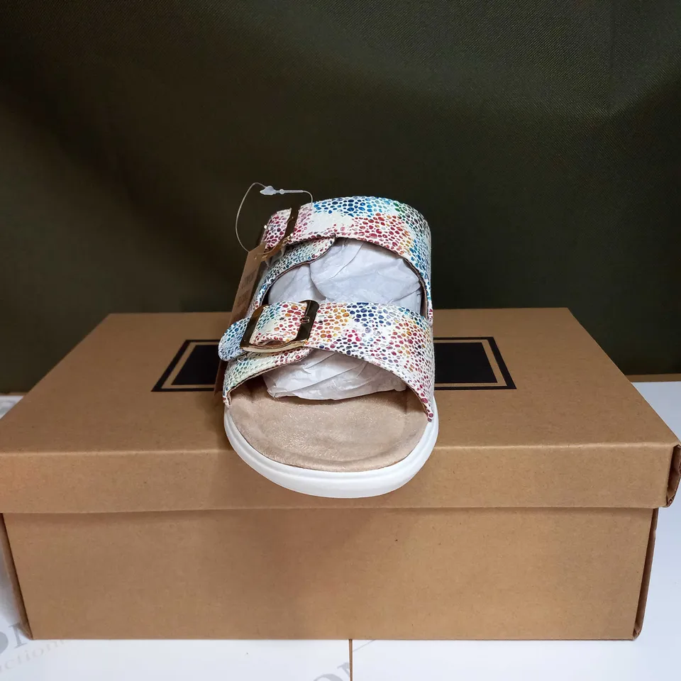 BOXED PAIR OF CUSHION WALK STRAPPY SANDALS - SIZE 5