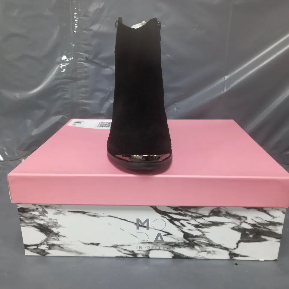 BOXED PAIR OF MODA IN PELLE DANIA SUEDE WESTERN BOOTS IN BLACK SIZE 5