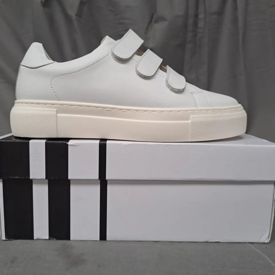 BOXED PAIR OF JOHN LEWIS FAWNE SHOES IN WHITE SIZE 6