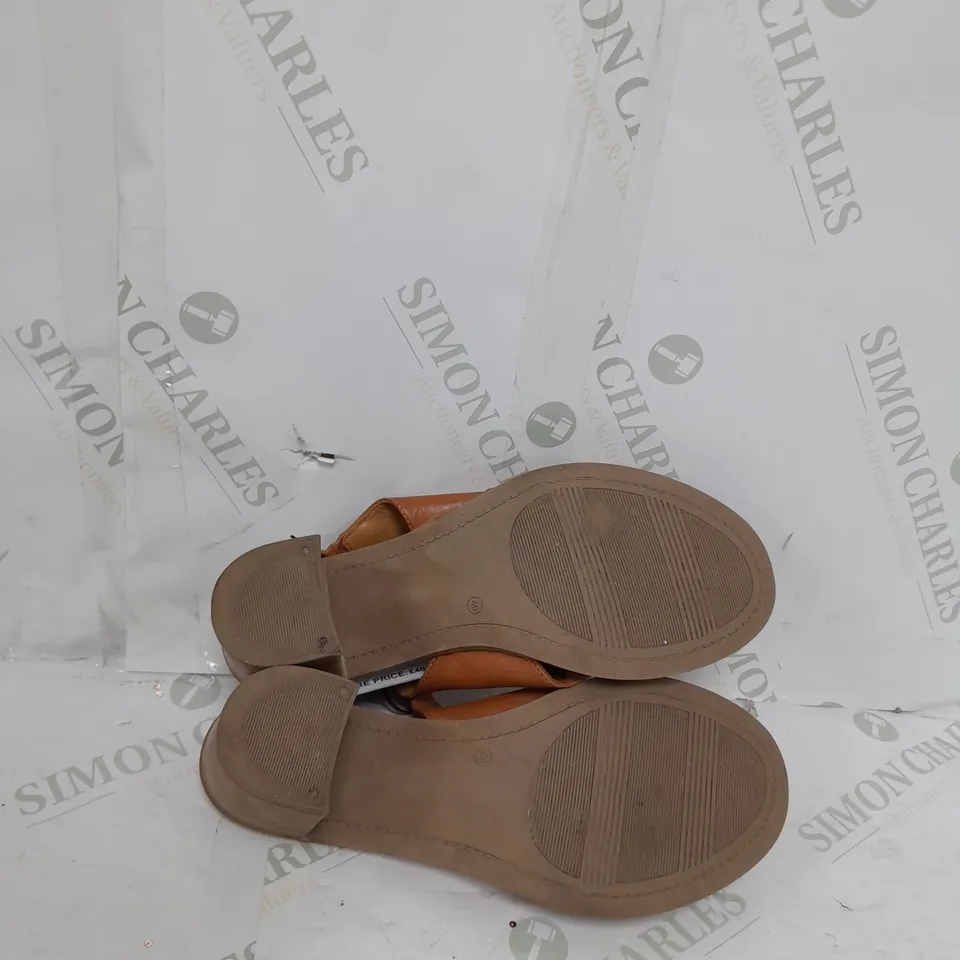 UNBOXED PAIR OF MODA IN PELLE LASSANDRA SANDALS IN TAN SIZE 7