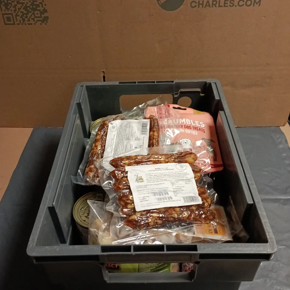 TOTE OF APPROXIMATELY 16 ASSORTED PET FOOD ITEMS TO INCLUDE LILYS KITCHEN LAMB TAGINE, SCUMBLES SALMON SOFTIES, DEHYDRATED PORK SAUSAGE ETC FOR DOGS
