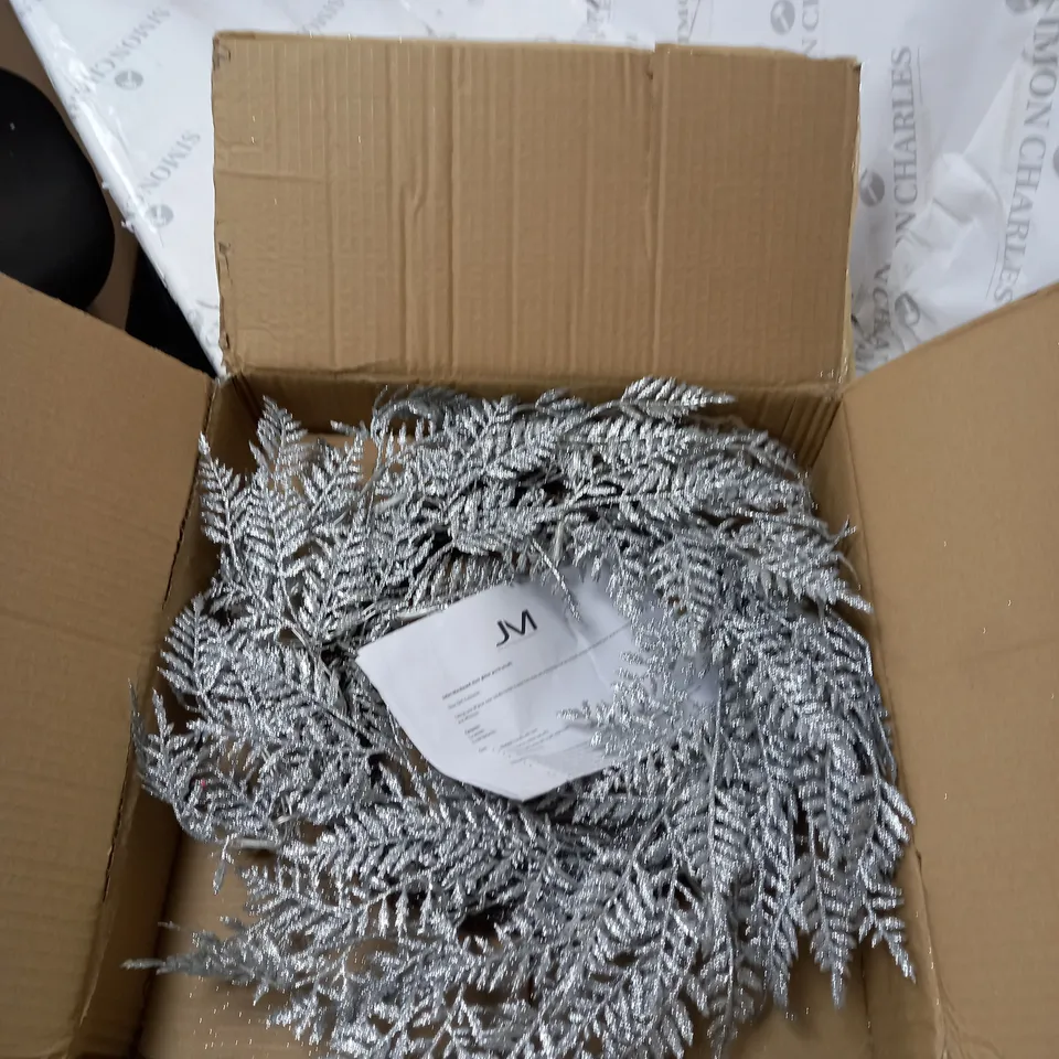 BOXED JULIEN MACDONALD GLITTER PRE LIT WREATH - SILVER