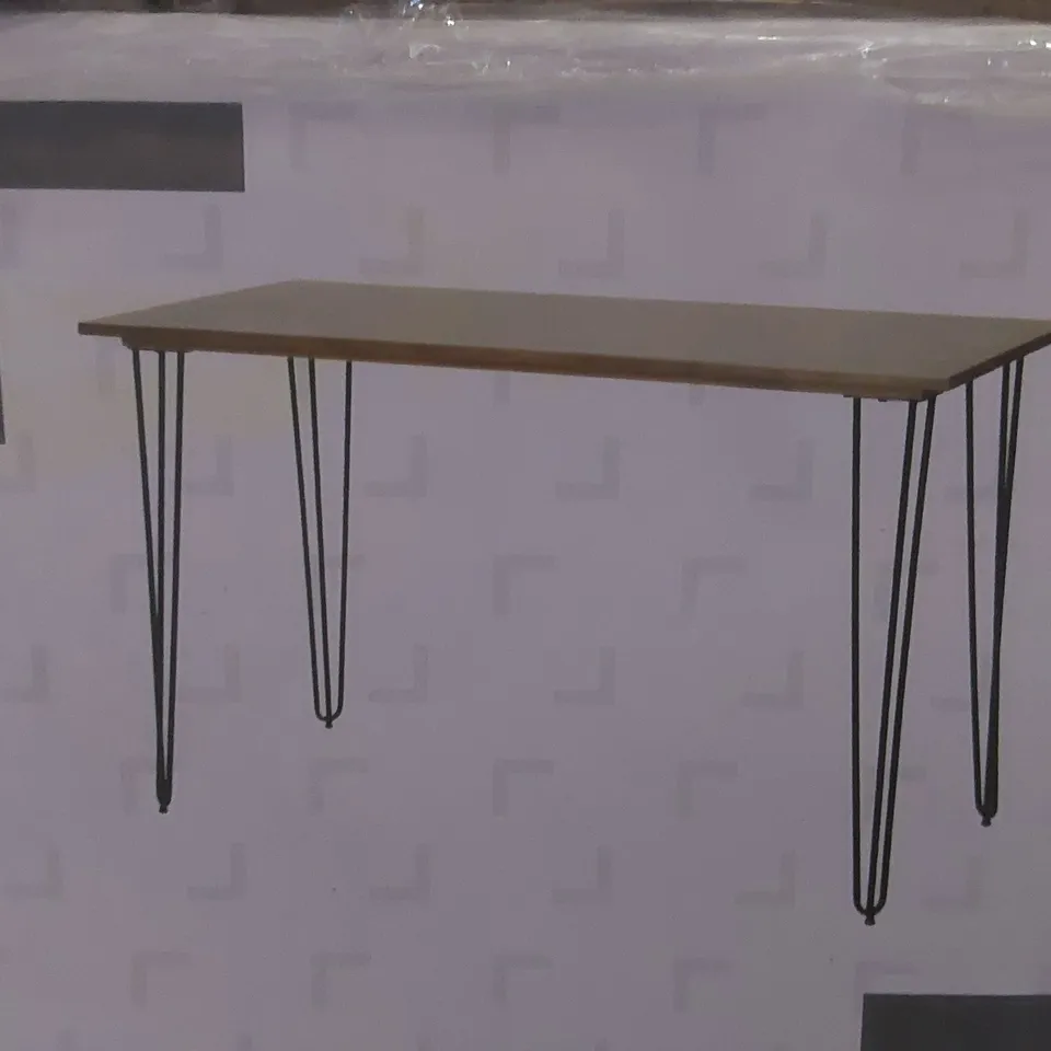 PALLET CONTAINING A LARGE QUANTITY OF BRAND NEW ZORRAS WALNUT EFFECT DESKS 