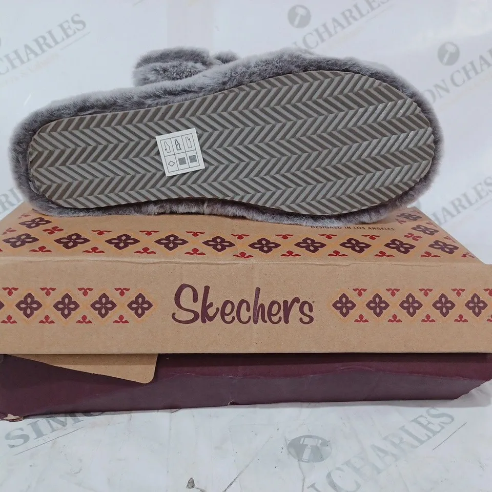 BOXED PAIR OF SKECHERS SLIPPERS IN GREY SIZE 5