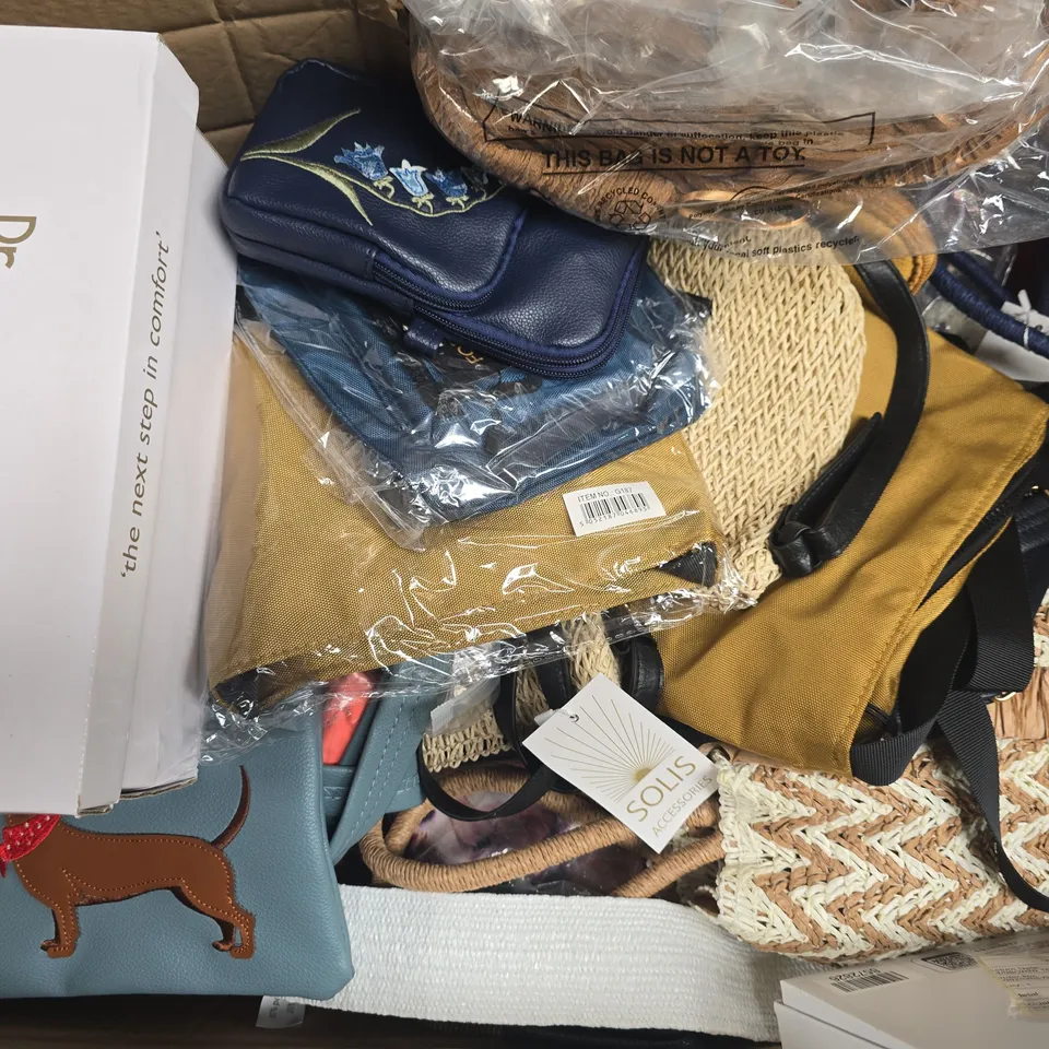 BOX OF APPROXIMATELY 15 ASSORTED HOUSEHOLD ITEMS TO INCLUDE CLOTHING IN VARIOUS STYLES AND SIZES, ETC