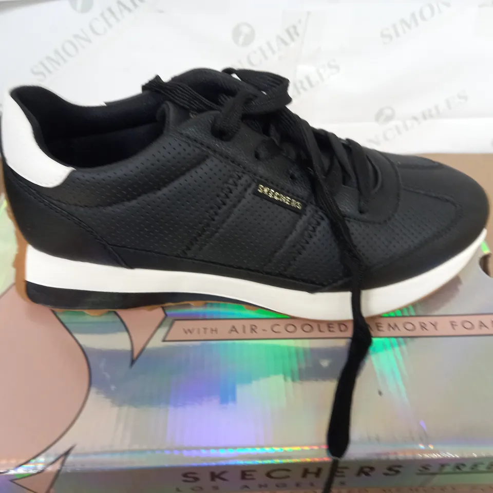 SKETCHERS STREET LOS ANGELES IN BLACK SIZE 6