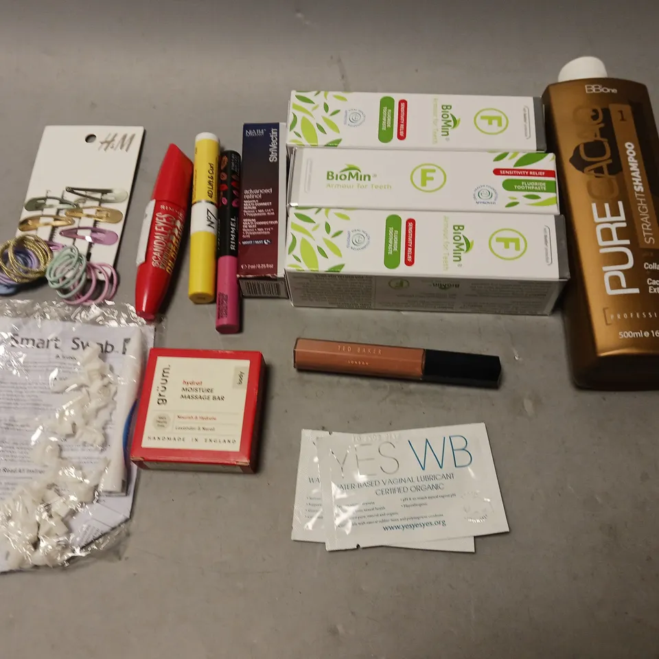 BOX OF APPROXIMATELY 15 COSMETIC ITEMS TO INCLUDE YES WB LUBE, PURECACAO SHAMPOO, AND BIOMIN TOOTHPASTE ETC. 