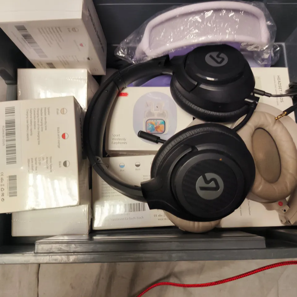 APPROXIMATELY 12 ASSORTED HEADPHONES & AUDIO ACCESSORIES TO INCLUDE FLOW HEADSET PADS, ANC-JM19 EARPHONES, LUCIDSOUND HEADSET, ETC