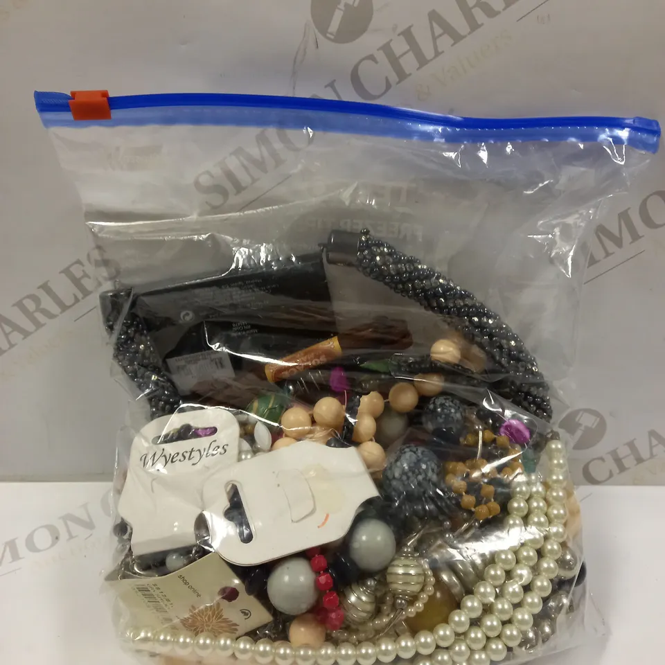 BAG OF ASSORTED JEWELLERY ITEMS OF VARIOUS DESIGNS TO INCLUDE PEARL NECKLACE, BRACELET, BANGLE ETC