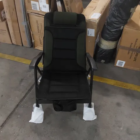 BOXED BLACK AND GREEN OUTDOOR LOUNGER/CHAIR