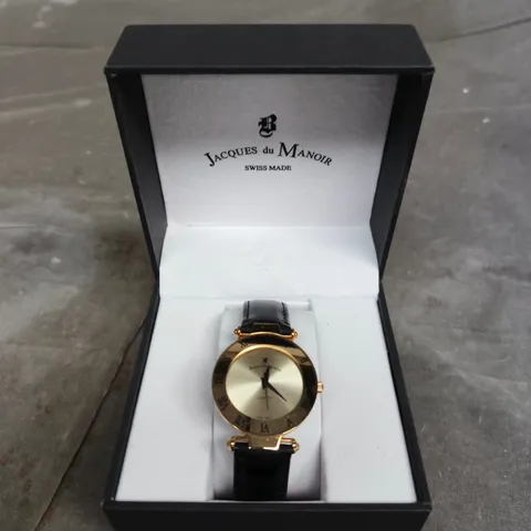JACQUES DU MANOIR SWISS MADE WRISTWATCH – GOLD-TONE CASE, BLACK LEATHER STRAP