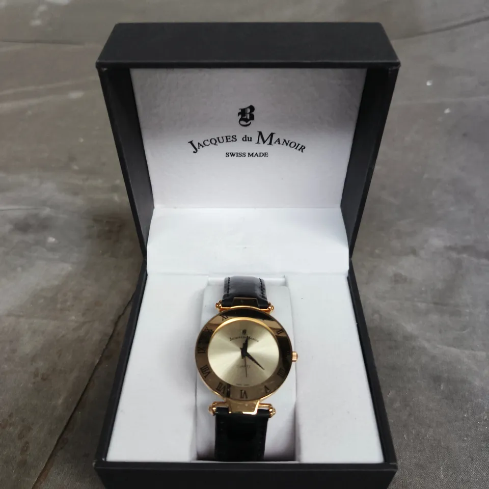 JACQUES DU MANOIR SWISS MADE WRISTWATCH – GOLD-TONE CASE, BLACK LEATHER STRAP