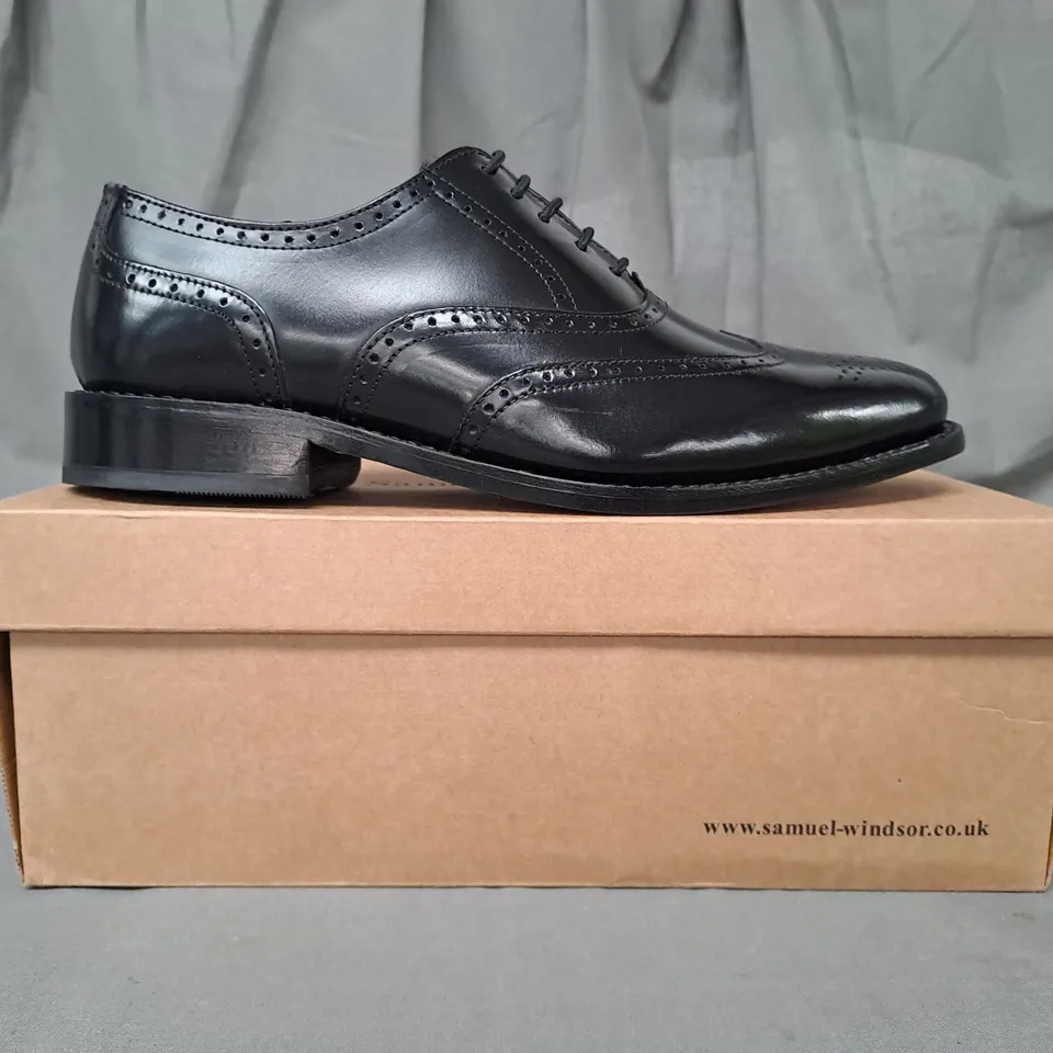BOXED PAIR OF SAMUEL WINDSOR LACE UP SHOES IN BLACK UK SIZE 8