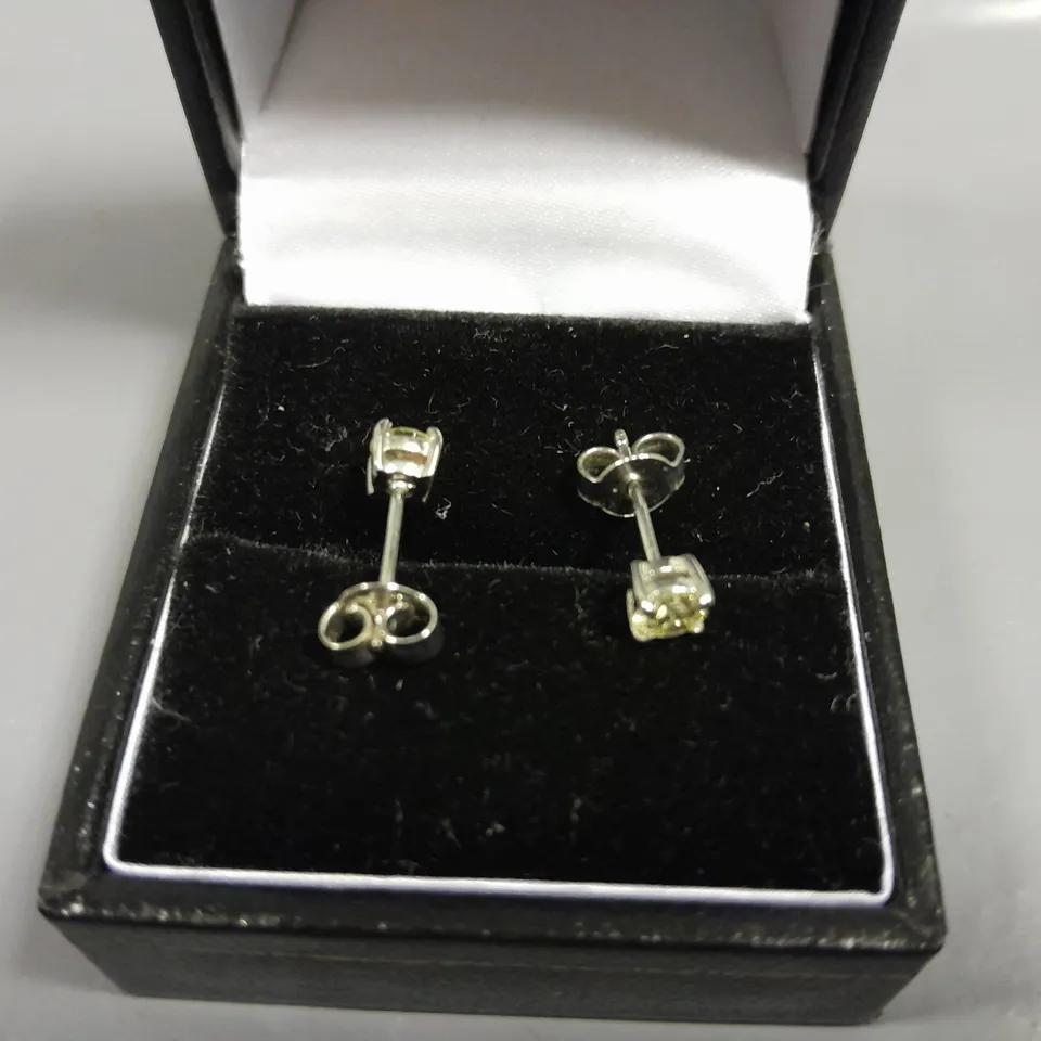 18CT WHITE GOLD STUD EARRINGS SET WITH NATURAL DIAMONDS