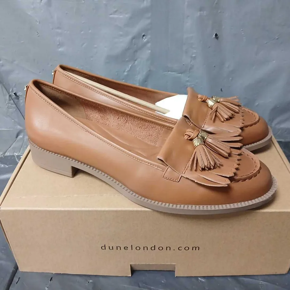 BOXED PAIR OF DUNE LONDON KILTED TASSEL LOAFERS IN TAN LEATHER - SIZE 6