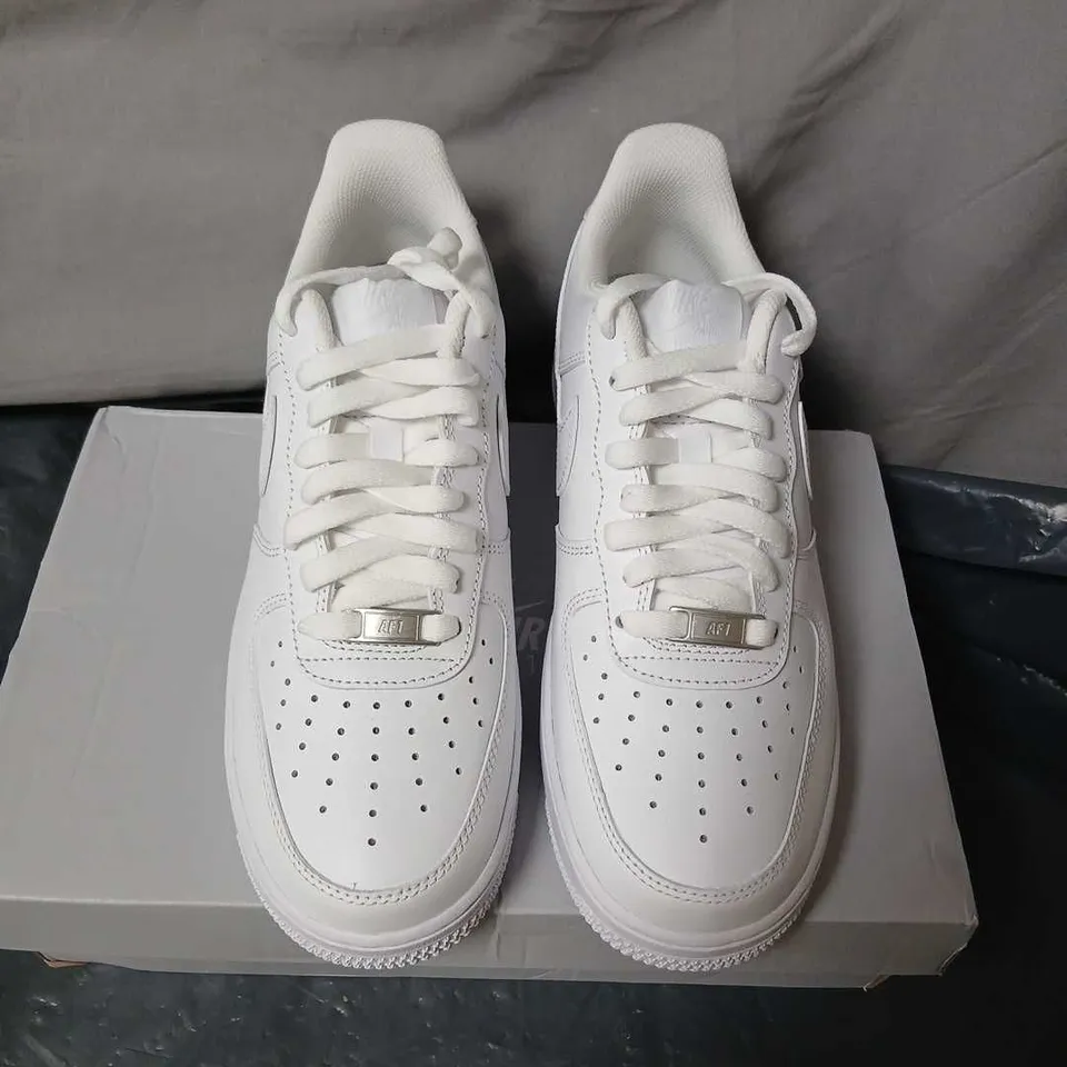 NIKE AIR FORCE 1 '07 WHITE/WHITE, UK 6.5 (US 7.5)