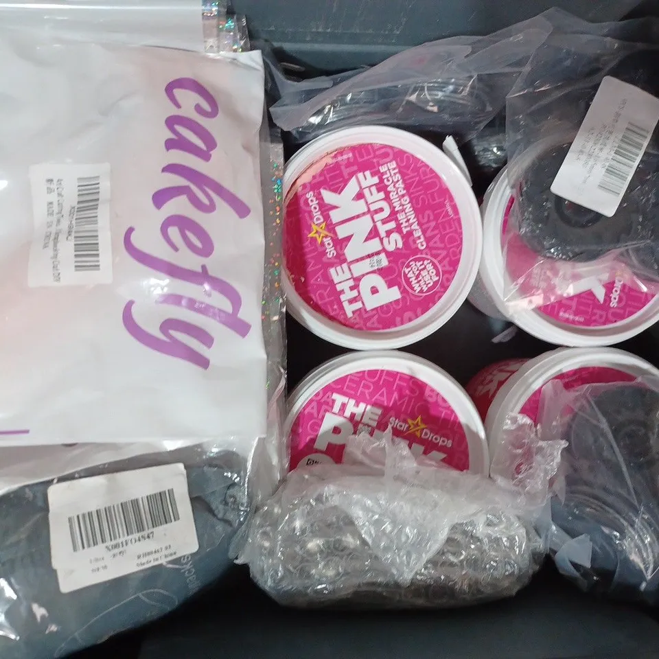 APPROXIMATELY 10 ASSORTED HOUSEHOLD ITEMS TO INCLUDE DYLON ALL-IN-1 FABRIC DYE, XXL MATCHES, PENCIL CASE, ETC