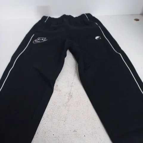 NIKE KIDS’ STANDARD FIT TAPER LEG PANTS – BLACK, SIZE 147-158 CM