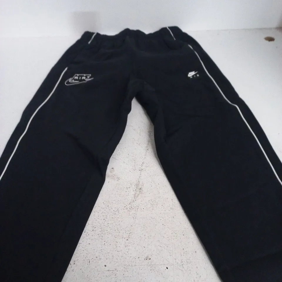 NIKE KIDS’ STANDARD FIT TAPER LEG PANTS – BLACK, SIZE 147-158 CM 