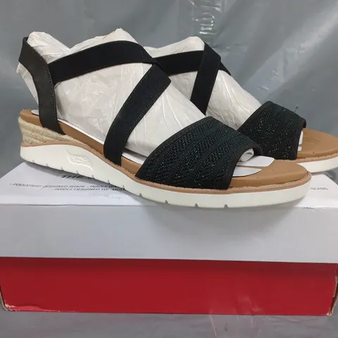 BOXED PAIR OF SKECHERS ARCH FIT SANDALS IN BLACK SIZE 8