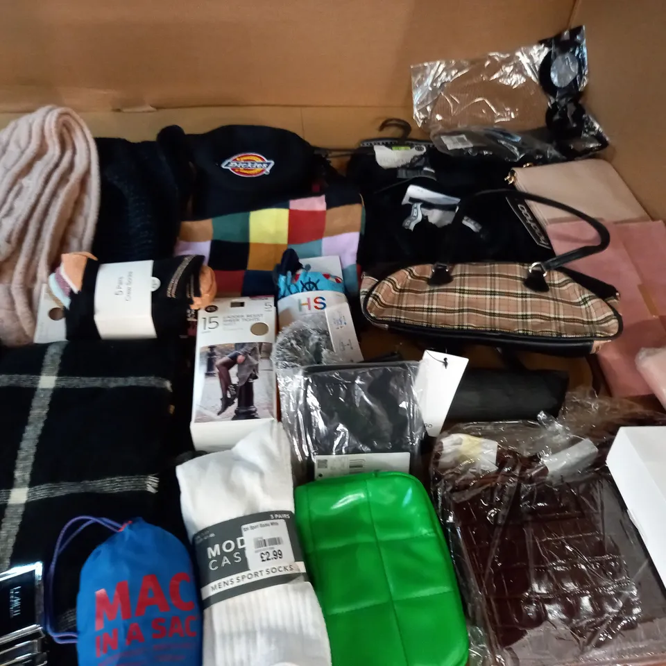 LOT OF ASSORTED CLOTHING ACCESSORIES TO INCLUDE SCARFS, BAGS AND DIESEL BELT