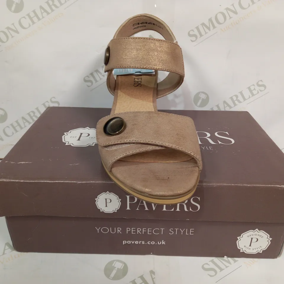 BOXED PAIR OF PAVERS OPEN TOE BLOCK HEEL SANDALS IN METALLIC COLOUR SIZE 8