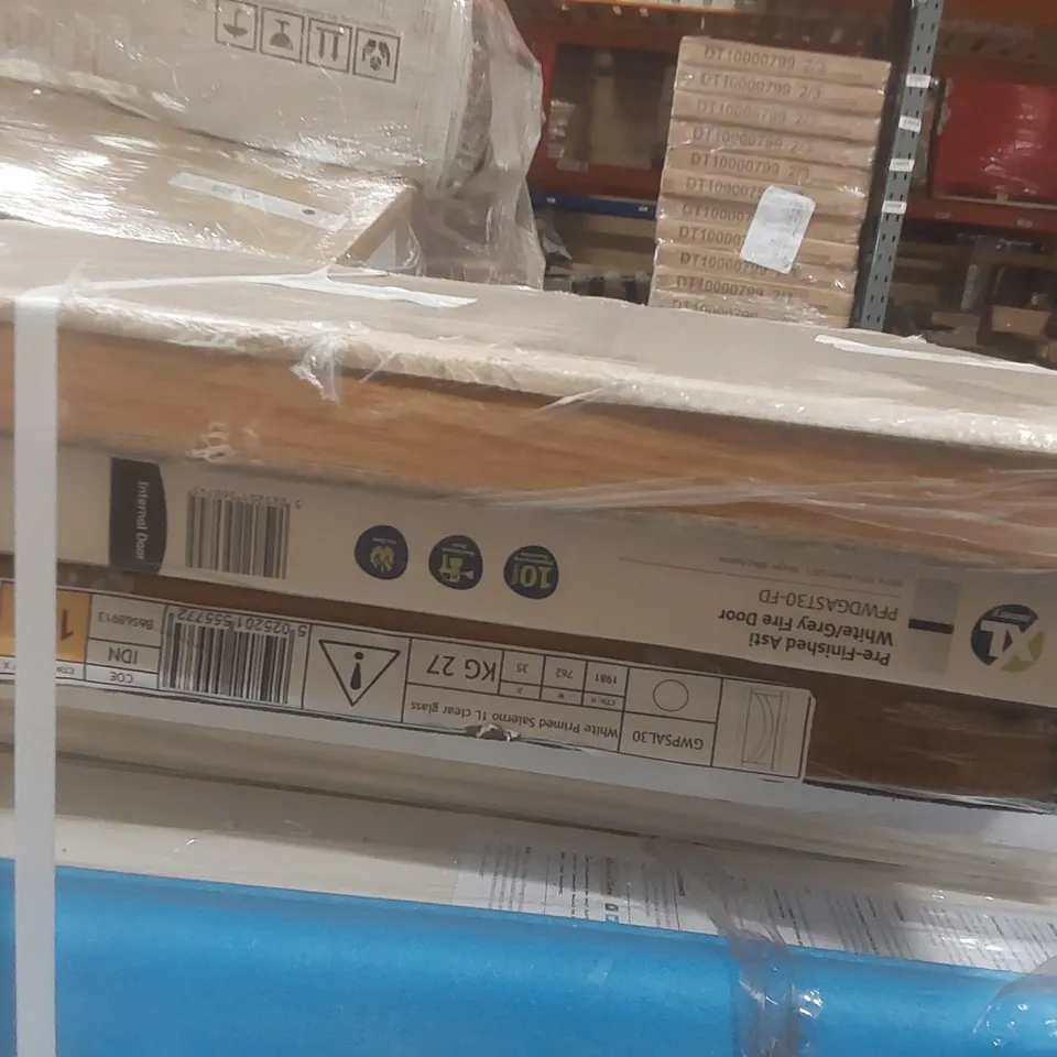 PALLET CONTAINING A VERY LARGE QUANTITY OF WOODEN INTERNAL DOORS