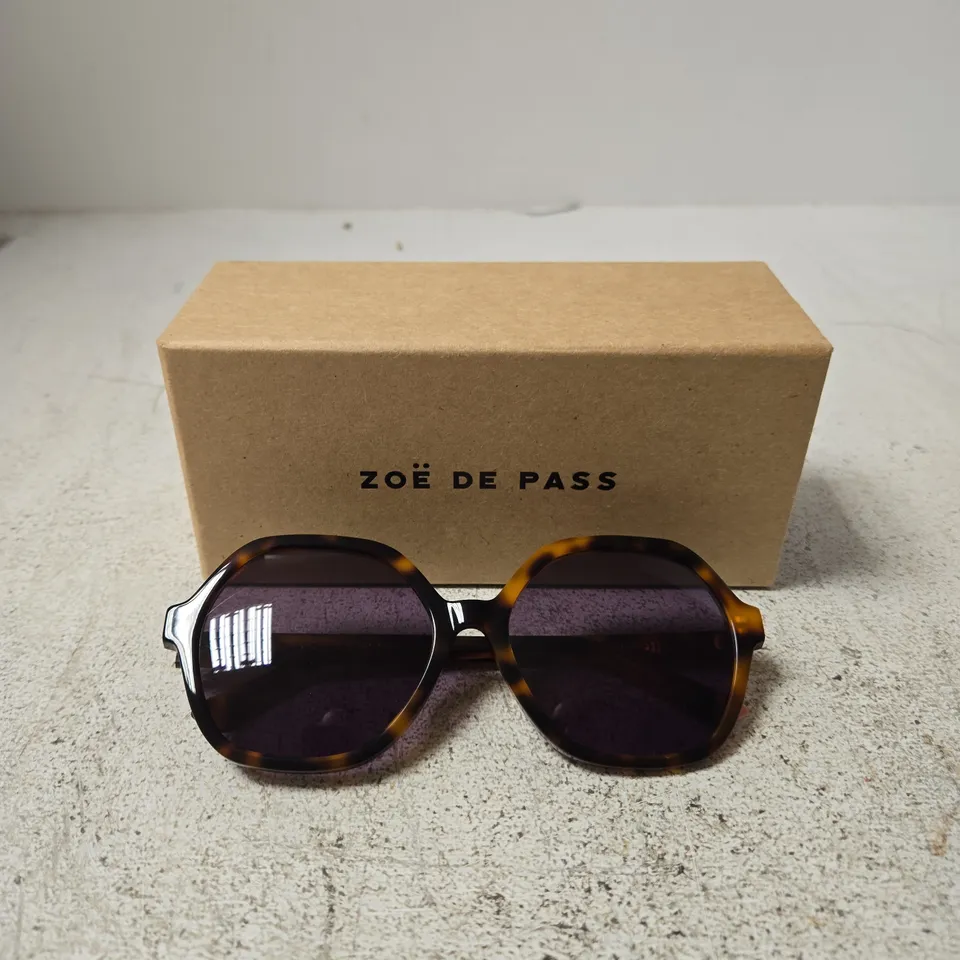 ZOË DE PASS SUNGLASSES – TORTOISHELL FRAMES