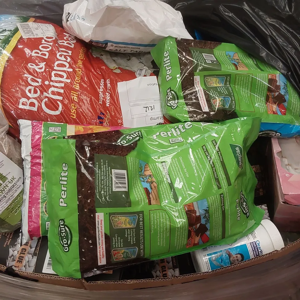 PALLET CONTAINING A LARGE ASSORTMENT OF GARDENING PRODUCTS AND OTHER ASSORTED GOODS INCLUDING: CHIPPED BARK, WESTLAND PERLITE, CHLORINE TABLETS, SODA CRYSTALS ECT