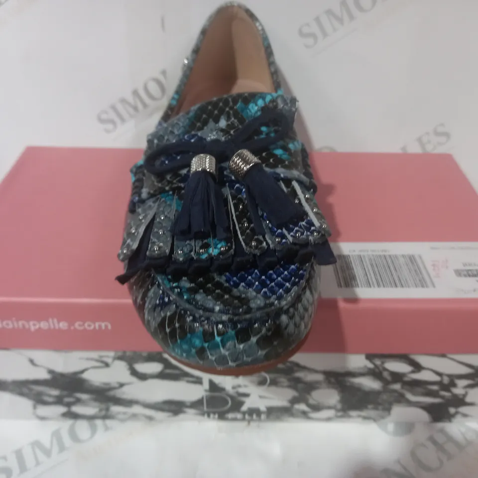 BOXED PAIR OF MODA IN PELLE ETHELIA SHOES IN BLUE SNAKE SIZE 7
