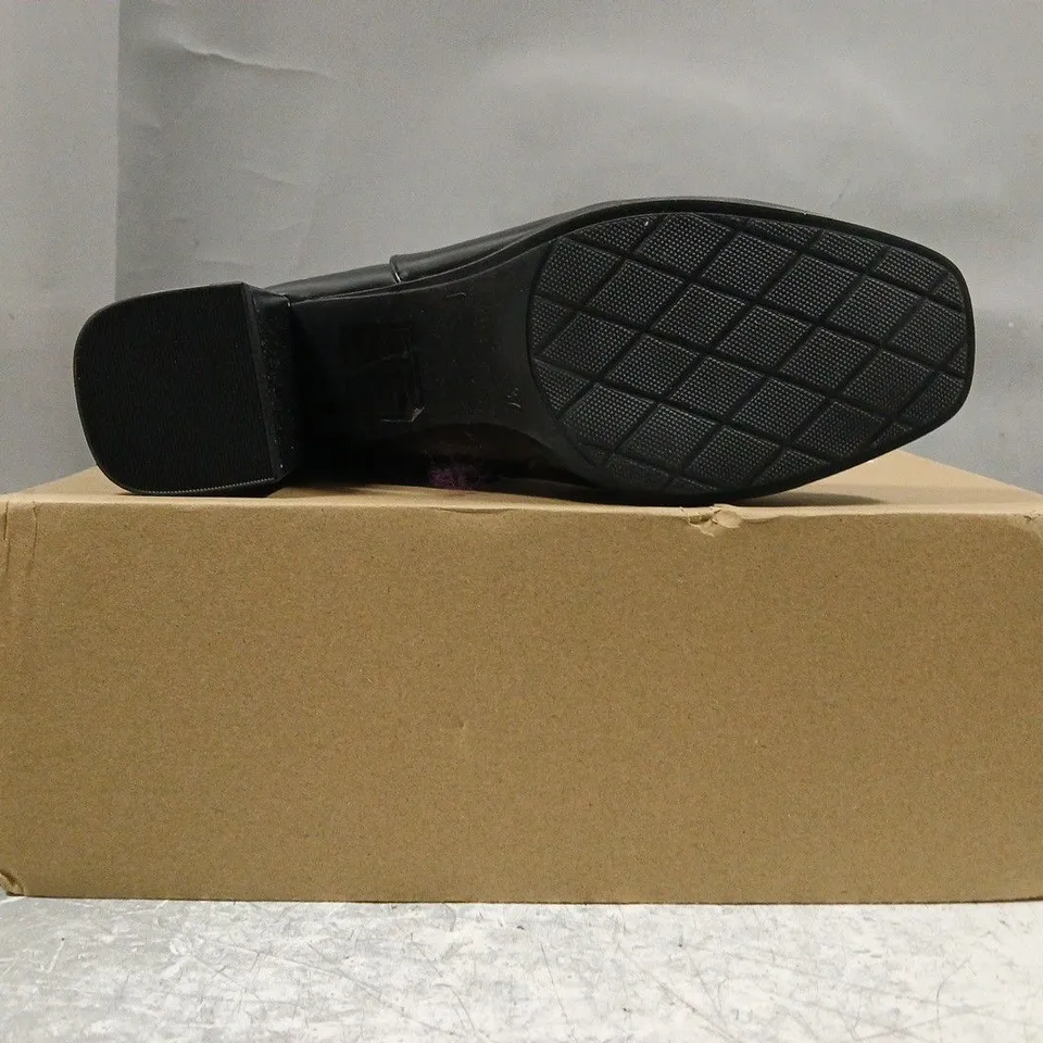 BOXED PAIR OF BOOHOO BLOCK HEEL ANKLE BOOTS IN BLACK SIZE EU 37