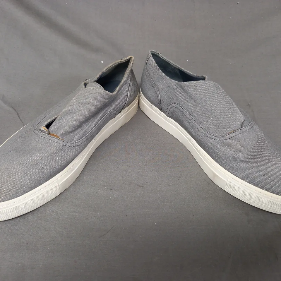 BOXED PAIR OF VINCE NELSON DENIM SNEAKERS IN GREY SIZE 7.5